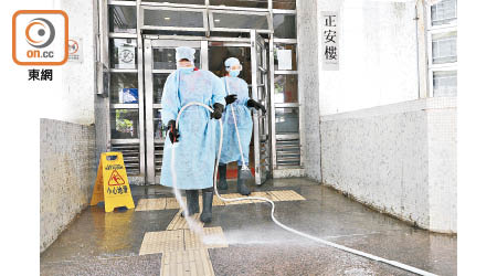 慈正邨出現多宗確診個案，早前有清潔人員在邨中的正安樓進行清潔。