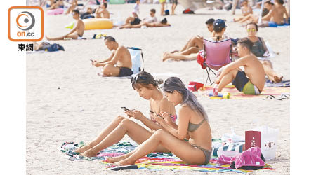 大批市民到淺水灣海灘享受假期。（黃偉邦攝）