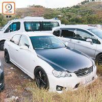 警方在天水圍一露天停車場尋獲一輛懷疑涉案私家車。