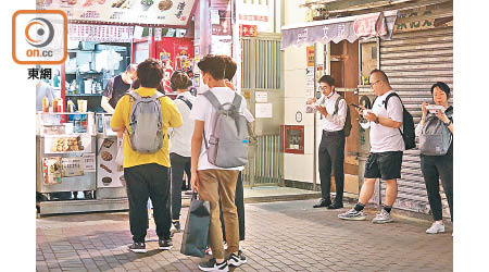 食肆晚市禁止堂食，不少市民排隊買外賣，更被迫站在街上用餐。