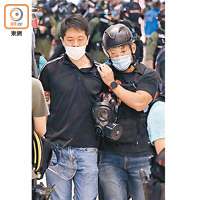 許智峯被捕：警方將許智峯（左）帶走。（袁志豪攝）