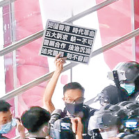 元朗：區議員周偉雄高舉寫有「光復香港，時代革命」標語。