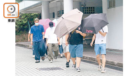 親友認屍後離開。（趙瑞麟攝）