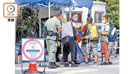 政府專車將患者送抵度假村。（黃仲民攝）