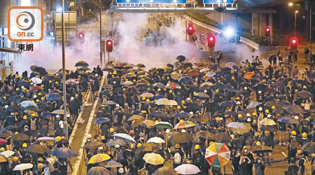 涉案當晚示威者與警方爆發激烈衝突，警方發射大量催淚彈。