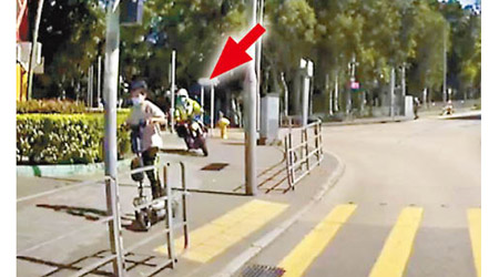 交通警駕駛電單車剷上行人路追截（箭嘴示）。