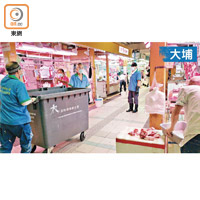 食環署昨夜派員到封閉大埔墟街市清潔消毒。（文健雄攝）