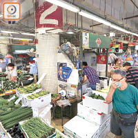 街市：不少市民趕到街市購買食物。