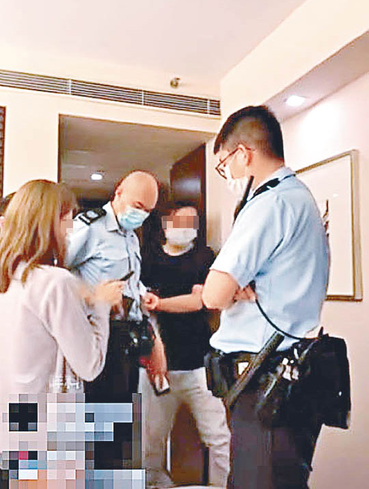 警員到酒店房間調查。