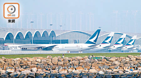 國泰及港龍將把部分航機停泊在沙漠地帶。