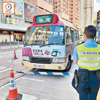 警員圍封涉事小巴調查。（陳賜慧攝）