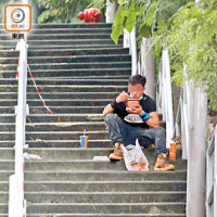 政府抗疫失敗，累市民在街邊食飯。（高嘉業攝）