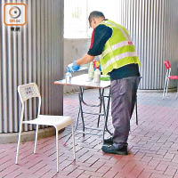 九巴昨起在三個有蓋巴士總站劃出位置，擺放座椅給市民食飯。