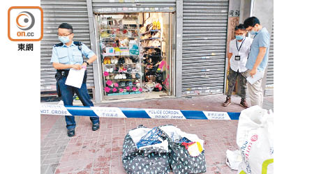 警方圍封鞋店調查，兩袋衣架擺放門口。