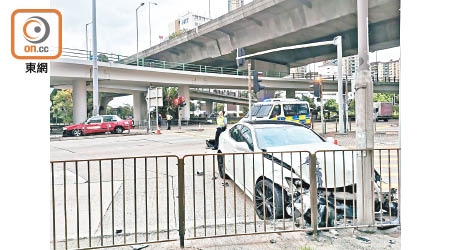 荔枝角：私家車司機逃遁。（沈厚錚攝）