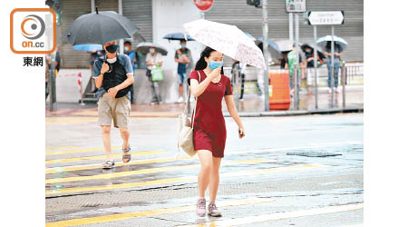 本港昨日的雨勢已頗大。（袁志豪攝）