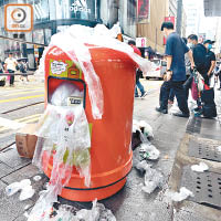 中環：飯盒等塑膠垃圾多到連垃圾桶也裝不下，出現「嘔吐」。（何天成攝）