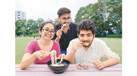 Aditi（左起）、Swapnil及Srijan有份構思的可食用餐具，浸在湯麵半小時都不變形。