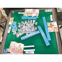 荃灣行動中檢獲麻雀賭具及賭款。