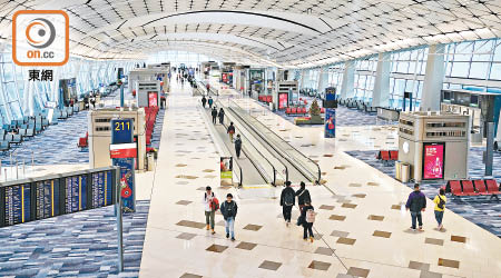 香港國際機場明起將恢復內地到港轉機服務。