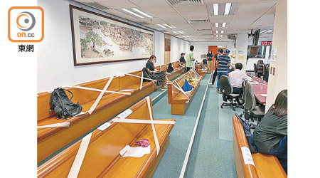 元朗民政事務處使用膠帶圍封區議會會議室嘅座位。