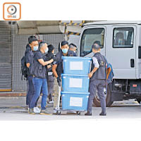 警方日前曾到將軍澳壹傳媒大樓搜查，搬走多箱物品。