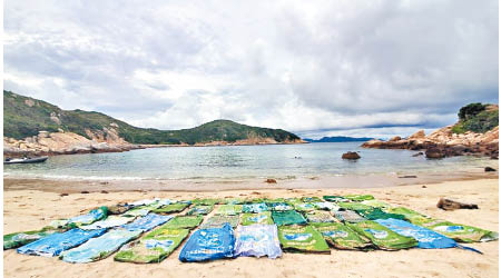 索罟群島水中有多達四十四個大型魚飼料袋。（互聯網圖片）