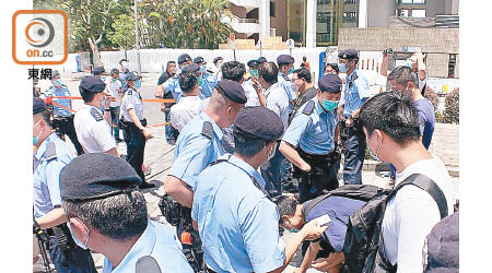 多名區議員到西營盤抗議，涉違禁聚令遭警方票控。（溫國佳攝）