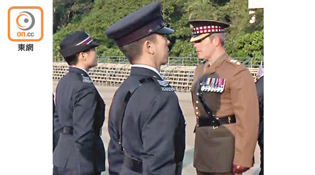 英軍儀仗學院人員（右）一六年曾派員來港為紀律部隊進行培訓。