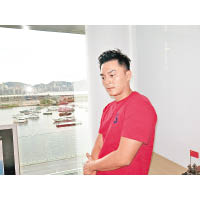 藝人楊明本月八日在港島馬己仙峽道發生車禍，撞毀一段三米砌石牆。
