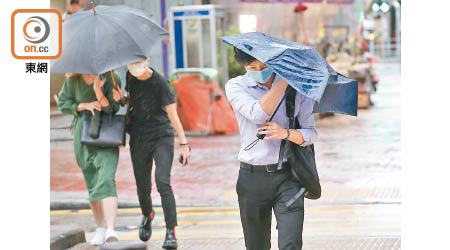 香港今日風勢將會逐漸增強，市民外出時宜帶備雨具。