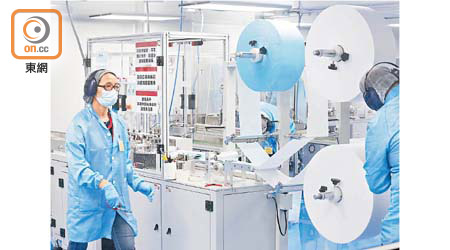 九巴在屯門車廠設立無塵車間生產口罩，聘有逾四十名員工。（何天成攝）