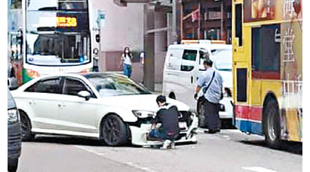 私家車撞城巴後車頭損毀。