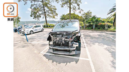 七人車車頭部分零件被拆走。（曾志恒攝）