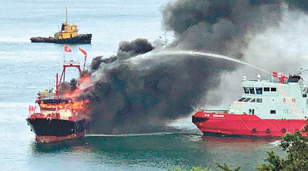 漁船駕駛艙起火燒毀，消防船到場灌救。