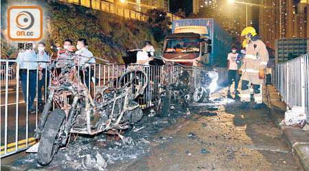 起火電單車被燒剩車架。（李國健攝）