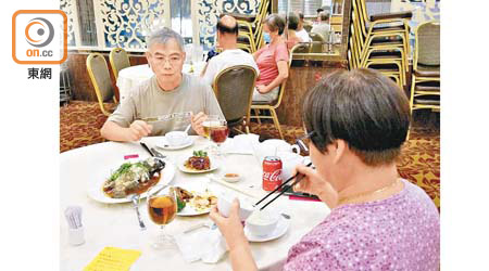 文先生（左）指自己一家四口，但因禁聚令未有帶兩子女同行吃飯。