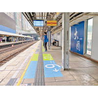 港鐵已在月台地下貼上貼紙，提醒乘客上車安排。