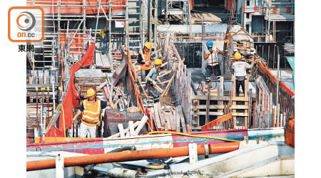 本港不少地盤現正全速開展建造工程。（袁志豪攝）