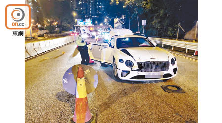 肇事賓利房車車頭撞毀。