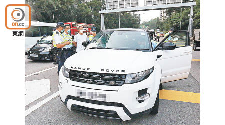 警員押同自稱藝人男子搜車。（梁頴福攝）