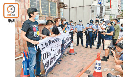 警方呼籲在場四人離開，並警告他們的聚集違反禁聚令。（溫國佳攝）