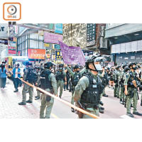 出示紫旗：警方舉起紫旗，警告示威者涉違國安法。