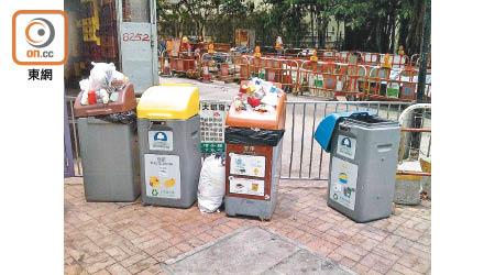 街上的三色回收桶「塞爆」卻無人處理，不時被詬病。