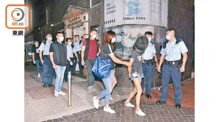 尖沙咀：警方破獲樓上吧拘捕多名男女。（沈厚錚攝）