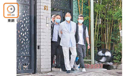 8月10日：壹傳媒黎智英（中）早前被拘捕。