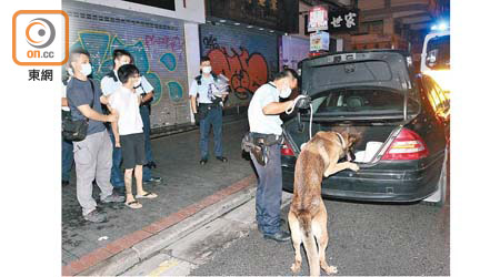 警方緝毒犬到場協助搜車，並拘捕男司機(左二）。（劉子文攝）