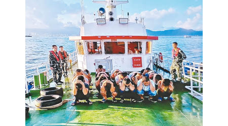 中國海警在早前行動拘捕偷渡客。