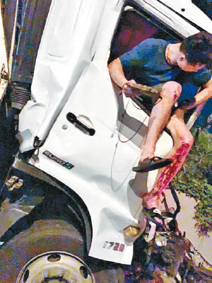 貨車司機雙腳流血，自行爬出車外。