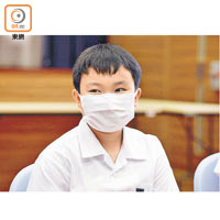 小六生劉逸康指平日網上的教學片段「窒窒吓」，難以專注上課。